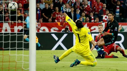 AL PRIMER PALO. Keylor Navas intentó anticipar un posible centro pero no pudo ante Kimmich.