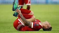 DOLORIDO. James Rodríguez sufre en el piso una patada de Casemiro por Champions League (Foto: Getty).