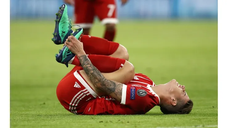 DOLORIDO. James Rodríguez sufre en el piso una patada de Casemiro por Champions League (Foto: Getty).