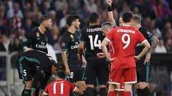 CASO. James en el piso y todo Real Madrid protestando por la amarilla de Casemiro (Foto: Getty).