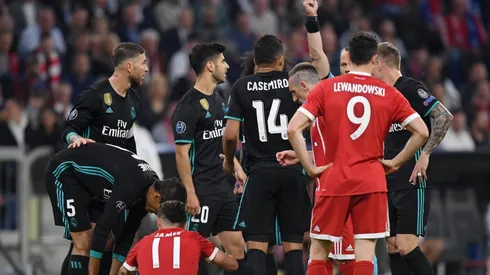 CASO. James en el piso y todo Real Madrid protestando por la amarilla de Casemiro (Foto: Getty).