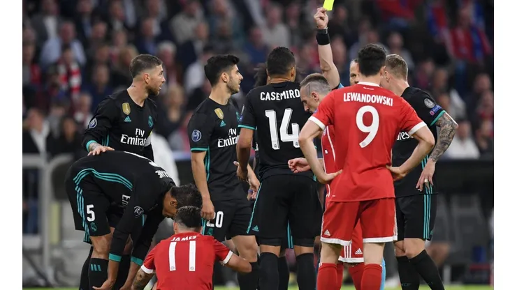 CASO. James en el piso y todo Real Madrid protestando por la amarilla de Casemiro (Foto: Getty).