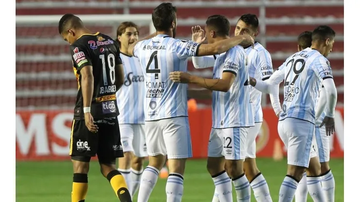 FESTEJA TODO TUCUMÁN. Atlético Tucumán jugó su mejor fútbol ante The Strongest.