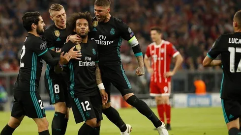 EL GOLEADOR. Todos abrazan a Marcelo después de su golazo de volea contra Bayern Múnich.