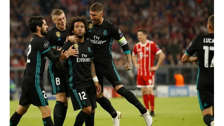 EL GOLEADOR. Todos abrazan a Marcelo después de su golazo de volea contra Bayern Múnich.