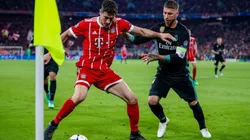 Robert Lewandowski y Sergio Ramos pelean por la pelota