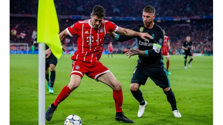 Robert Lewandowski y Sergio Ramos pelean por la pelota
