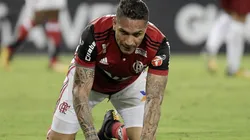 Foto de Paolo Guerrero con la piel del Flamengo.