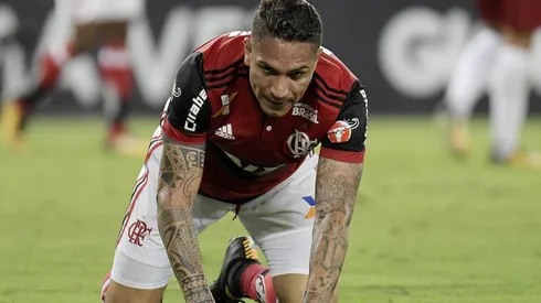 Foto de Paolo Guerrero con la piel del Flamengo.