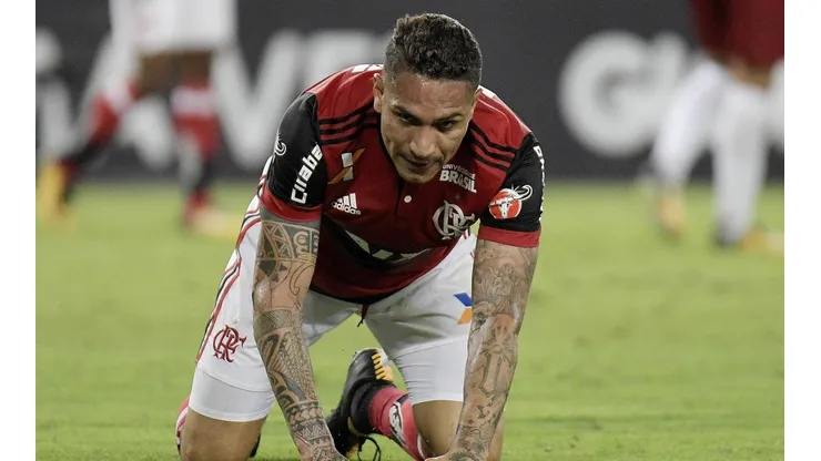 Foto de Paolo Guerrero con la piel del Flamengo.