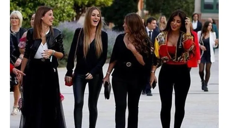 Foto de Antonella Roccuzzo junto a sus amigas.