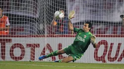 LA FOTO DEL PENAL. La imagen que congeló el momento glorioso de Barovero ante Gigliotti.