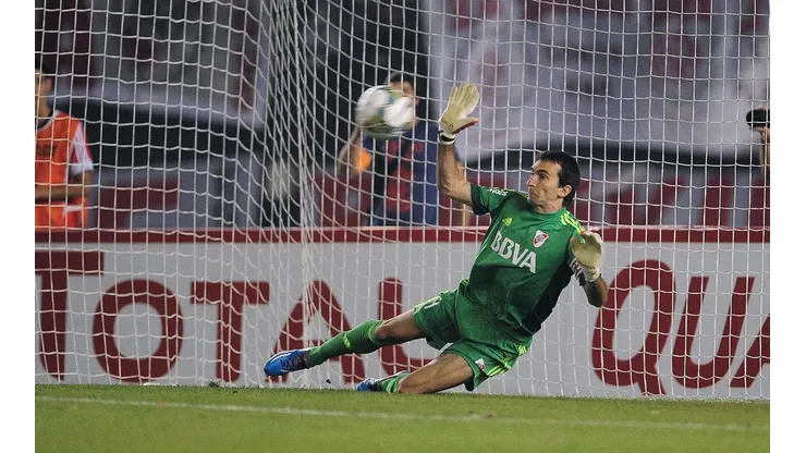 LA FOTO DEL PENAL. La imagen que congeló el momento glorioso de Barovero ante Gigliotti.