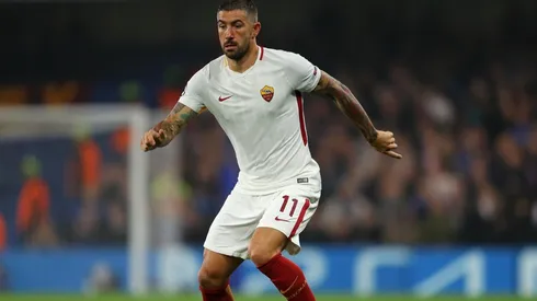 APARECIÓ EL LATERAL. Kolarov remató desde lejos y su remate dio en el travesaño (Foto: Getty).