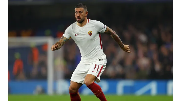APARECIÓ EL LATERAL. Kolarov remató desde lejos y su remate dio en el travesaño (Foto: Getty).