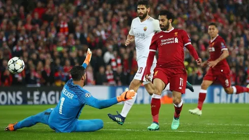 PERDÓN PARA TODA ROMA. Salah no festejó ninguno de sus goles en el primer tiempo con Liverpool.