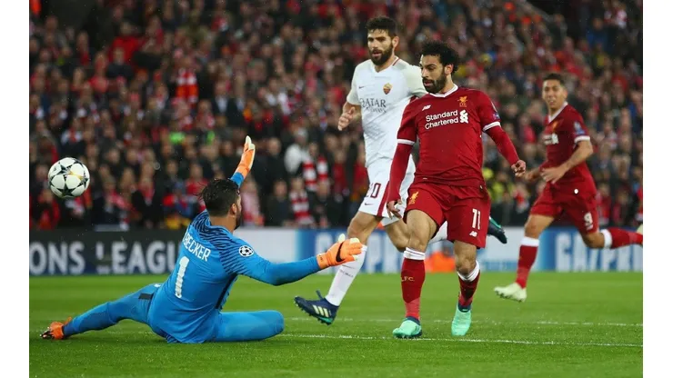 PERDÓN PARA TODA ROMA. Salah no festejó ninguno de sus goles en el primer tiempo con Liverpool.