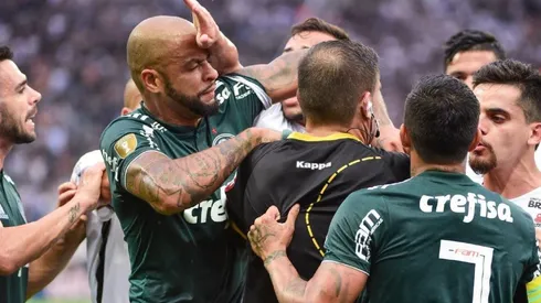 DE POCAS PULGAS. Felipe Melo a los golpes en el encuentro contra Corinthians.