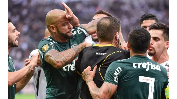 DE POCAS PULGAS. Felipe Melo a los golpes en el encuentro contra Corinthians.