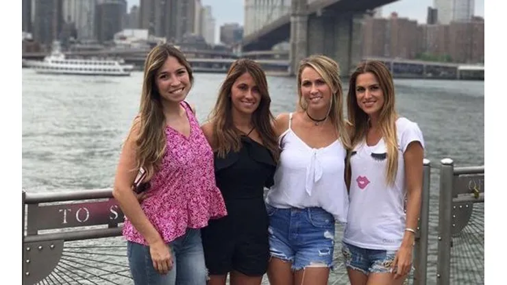 Foto de Antonella Roccuzzo con sus amigas en Instagram.