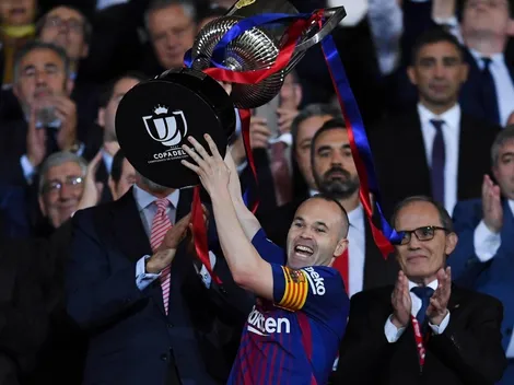Guardiola le quiere cambiar los planes a Iniesta