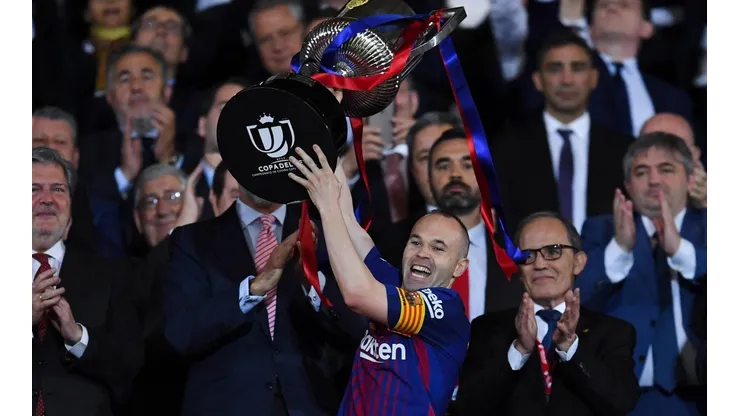Guardiola le quiere cambiar los planes a Iniesta