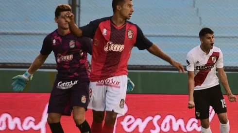 PEGUE, EXEQUIEL. Palacios viene dulce con el arco.