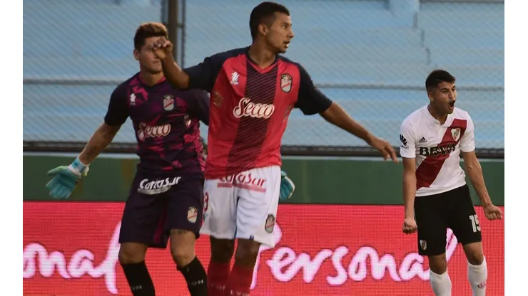 PEGUE, EXEQUIEL. Palacios viene dulce con el arco.