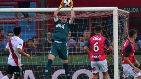 ALTO EN EL CIELO. Armani, una figura excepcional en el arco del Millo.