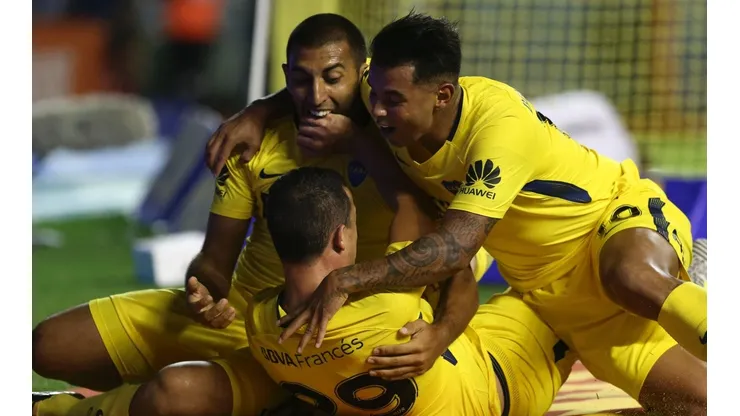 Wanchope Abila celebrando su gol en la Bombonera.