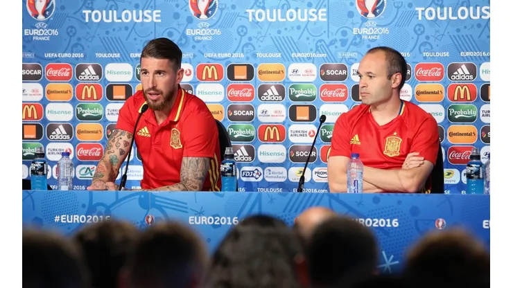 RIVALES PERO COMPAÑEROS. Iniesta y Ramos fueron pilares en la mejor España de la historia.