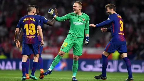 TODOS CON CILLESSEN. Umtiti, Piqué y Alba felicitan al arquero por su pase en el 1-0 (Foto: Getty).