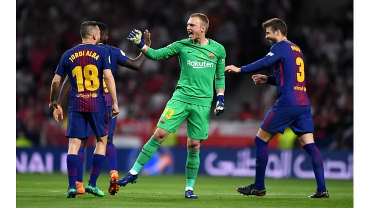 TODOS CON CILLESSEN. Umtiti, Piqué y Alba felicitan al arquero por su pase en el 1-0 (Foto: Getty).