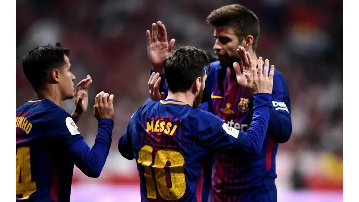 LOS GOLEADORES. Piqué felicita a Messi y Coutinho en la final de la Copa del Rey (Foto: Getty).