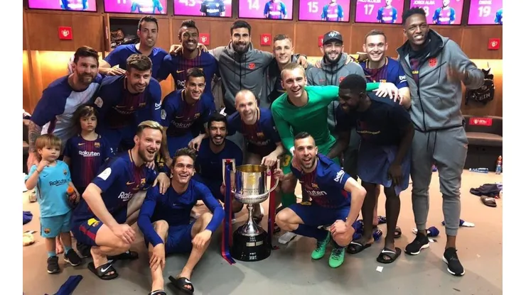 JUNTOS A TODOS. Yerry Mina en la foto grupal en el vestuario del Barcelona campeón.
