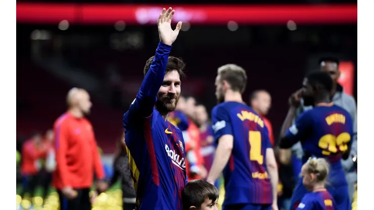 "¿UNA FOTO?". Messi se puso nervioso cuando una chica le pidió una foto.