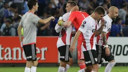 Foto de Franco Armani abrazando a los jugadores de River.