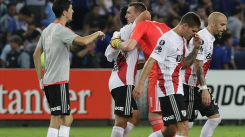 Foto de Franco Armani abrazando a los jugadores de River.
