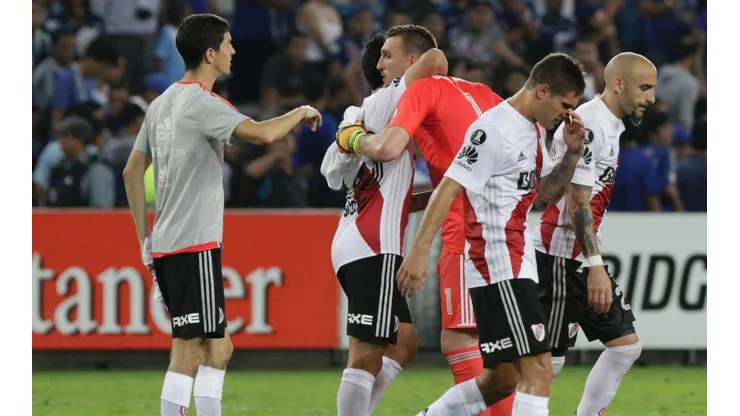 Foto de Franco Armani abrazando a los jugadores de River.