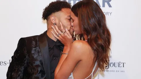 La foto de Neymar dándole un beso a Bruna, su pareja.