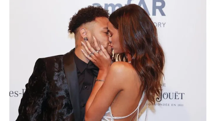 La foto de Neymar dándole un beso a Bruna, su pareja.