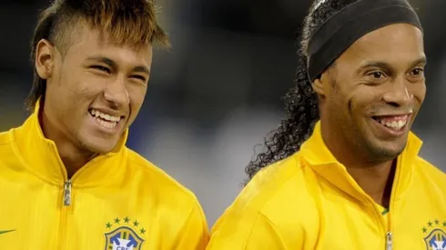 Neymar y Ronaldinho, juntos en el seleccionado brasileño.