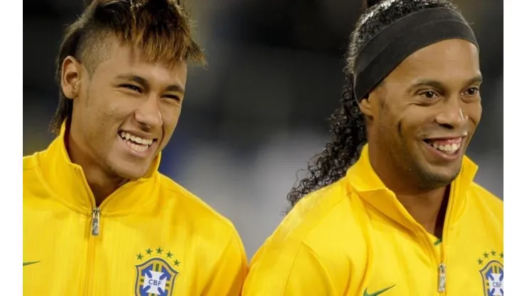 Neymar y Ronaldinho, juntos en el seleccionado brasileño.