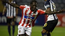 ARRANCÓ JUNIOR. Yimmy Chará celebra el 1-0 parcial del conjunto de Barranquilla.