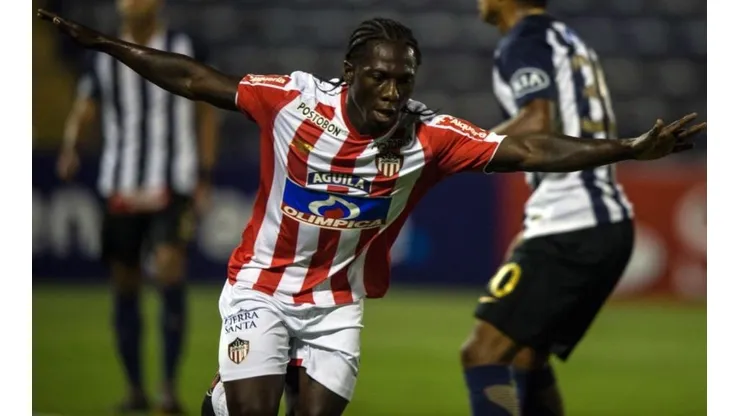ARRANCÓ JUNIOR. Yimmy Chará celebra el 1-0 parcial del conjunto de Barranquilla.