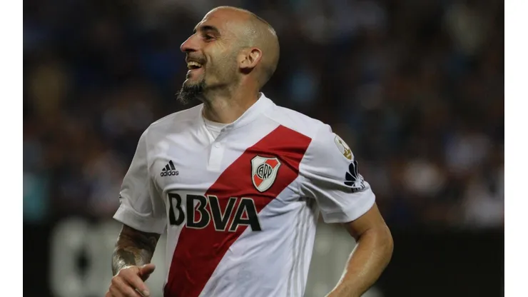 GOLEADOR INESPERADO. Javier Pinola fue una de las figuras de River en Ecuador contra Emelec (Foto: Getty).