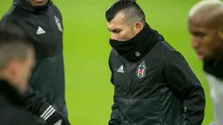CON POCAS PULGAS. Gary Medel no tuvo problemas en retar a su compañero del Besiktas (Foto: Getty).