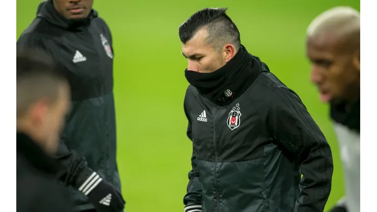 CON POCAS PULGAS. Gary Medel no tuvo problemas en retar a su compañero del Besiktas (Foto: Getty).