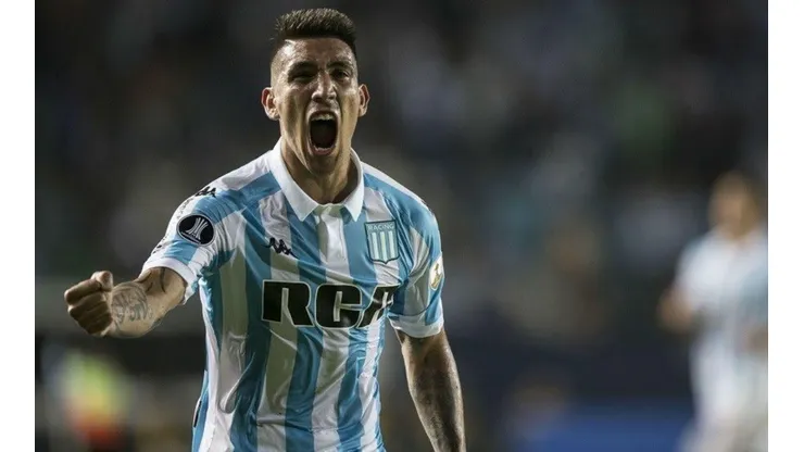 BAILA, CENTURIÓN. El de Racing celebra como siempre el gol de la Academia.