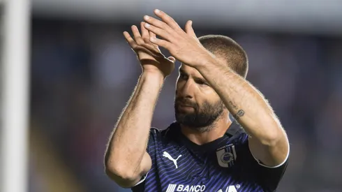 Emanuel Villa con la playera del Queretaro